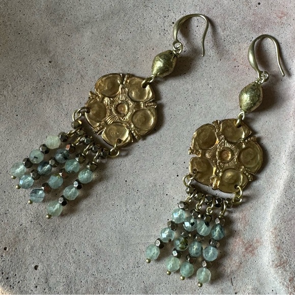 Handmade vintage floret prehnite gemstone earrings - Picture 7 of 7